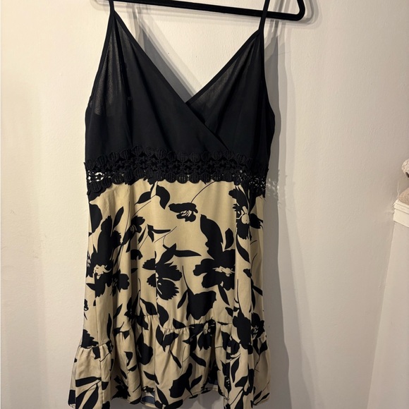 Black and Cream V-Neck Spaghetti Strap Midi Dress - Picture 4 of 15